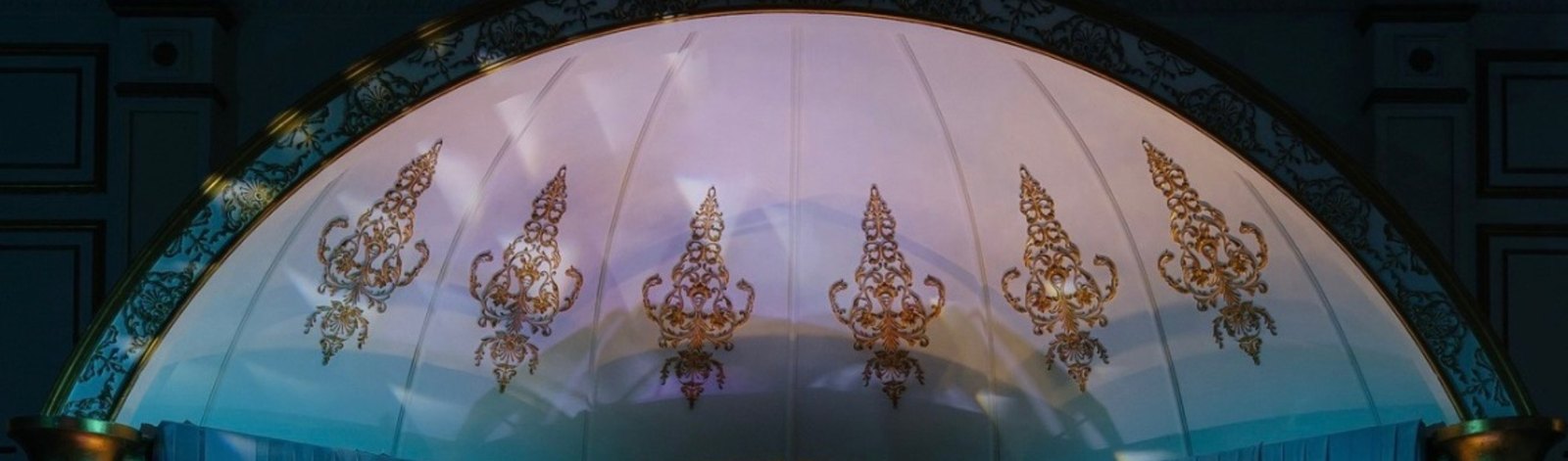 Своды Palazzo Di Astana: расписной купол, ярусная хрустальная люстра и мраморные колонны
